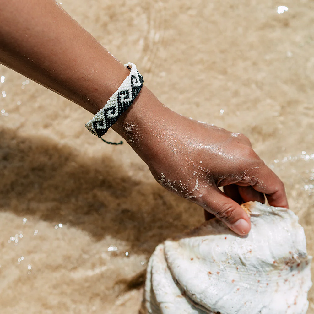 4ocean Glow-in-the-Dark Deep Sea Wave Bracelet - Image 4